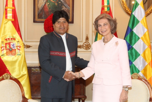 Viaje de Cooperación al Estado Plurinacional de Bolivia. La Reina saluda al presidente boliviano tras el encuentro